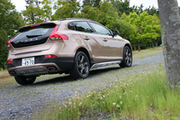 スタイリッシュな北欧デザインに、専用デザインのバンパーやスキッドプレートがたくましいイメージをプラス。1470mmの車高により、クロスオーバーモデルながら、機械式の立体駐車場にも入ることができる。