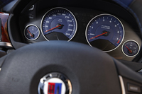 アルピナのエンブレムと同じ、ブルーとレッドの彩色でコーディネートされるメーター類。速度計の目盛りは330km/hまで刻まれる。
    