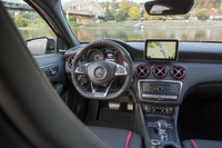 「AMG A45」のインテリア。カーボン調のフェイシアと赤いアクセントカラーが室内をスポーティーに飾る。