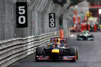 スタートでトップを守ったウェバー（写真前）は、終始ロズベルグ（同後ろ）を従えて走行。レース中盤には、タイヤ作戦を異にしたチームメイト、セバスチャン・ベッテルにトップを奪われたものの、最終的には首位に返り咲くことに成功した。（Photo=Red Bull Racing）