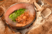 鶏すきは九条ねぎとえのき、しめじ、豆腐、糸こんにゃくとともに供される。産みたての生卵につけて食べる鶏肉のうま味は筆舌に尽くしがたい。