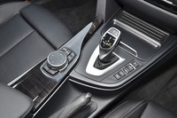 トランスミッションは8段AT。シフトパドル付き。