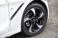 足もとにおける「β」と「α」の仕様の違いは、ホイールのデザインのみ。タイヤにはともに「ヨコハマ・アドバンネオバAD08R」が採用されている。
    