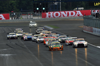 こちらはGT300クラスのスタートシーン。地元タイのポルシェがレース序盤をリードした。
    