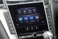 こちらは下段の7インチディスプレイ。主に、カーナビやエアコン、オーディオなどを直感的に操作するための、スイッチとしての役割を担う。（写真をクリックすると表示バリエーションが見られます）
    