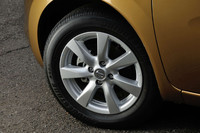 ホイールのサイズは標準で14インチ。写真の15インチアルミホイール（および15インチタイヤ）は、オプション扱いとなる。