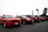 左が追加グレードの「ダッジ・チャージャーR/T」。