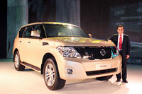 日産の新型「パトロール」とカルロス・ゴーンCEO。
