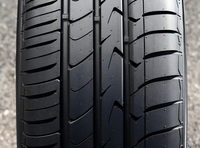 「トランパスmpZ」のトレッド面。アウト側（写真右側）ブロックを大きくするなど、パターンの工夫によりコーナリング中のふらつきを低減したという。
    