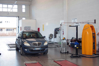 ボクが飛び込んだ民間車検場にて。先客の「ランチア・イプシロン」が検査を受けていた。