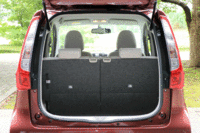 「eKワゴン」のラゲッジルーム。後席の格納は、全グレード共通で５：５の分割可倒式となっている。
    