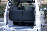 写真をクリックするとリアシートが倒れるさまが見られます.