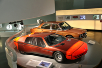 BMW博物館の100周年記念展で。手前はミュンヘン五輪が行われた1972年のコンセプトカー「BMWターボ」。