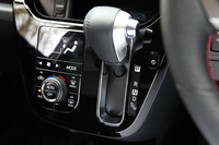 トランスミッションは7段マニュアルモード付きCVT。変速ショックを抑えるため、ダウンシフト時には自動でエンジンの回転数を合わせるブリッピング制御が働く。