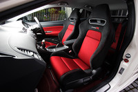 フロントには専用の「Honda R specシート」を装備。