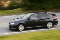 前後のオーバーハングが長いアネシス。相対的にホイールベースは短く見え、落ち着いた印象に。