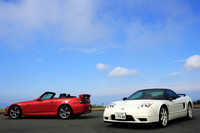 NSXは総アルミボディのスーパースポーツ。なかでも「R」（写真右）は、さらなる軽量化とチューニングを施したスペシャルモデルだ。