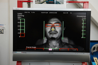 まぶたの開度に合わせて画面左のバーが上下する。