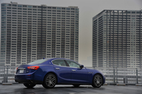 日本国内では1010万円（消費税5％を含む）で扱われる「ギブリS Q4」。FR車「ギブリS」の価格は70万円安の940万円で、その差額には4WDシステムのほか「電動調節式フットペダル」や「リアシートヒーティング」などが含まれる。
    