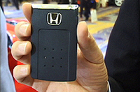 
	超薄型カードキー
	厚みは約2?ほど。これを携帯しながらドアハンドルに触れると解錠される。
	 