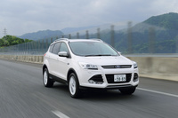 「クーガ」の駆動方式は「トレンド」「タイタニアム」ともにフルタイム4WDとなる。（写真＝荒川正幸）