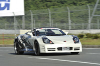 ベースとなった「MR-S」と比べると、ボディサイズは300mm長く、200mm幅広く、65mm低い。ホイールベースは85mmプラス。車重は約300kgの上乗せとなる。