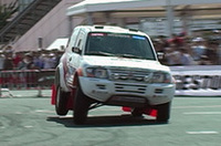 
	容量450リッターのガソリンタンクは、ほとんど空の状態。力のこもったデモランに、パジェロのリアも浮き気味だ。
	 