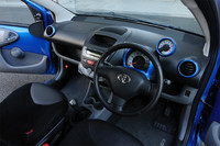 インテリアはシンプルながら、キノコのように飛び出たタコメーターが目を引く。