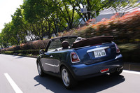 外からあまり見えなくなったロールオーバー・バーは、横転の危険を察知すると0.15秒でポップアップする仕組みとなっている。
	
	【テスト車のオプション装備】
	アロイホイール＝14万円／マルチファンクション・ステアリング＝3万5000円／スポーツ・レザーステアリング＝2万3000円／インテリアサーフェスボディ色＝4万2000円／クロムライン・インテリア＝2万2000円／クロムライン・エクステリア＝1万5000円／カラーライン・クロームホワイト＝2万6000円／自動防眩機能付ルームミラー＝2万5000円／アームレスト＝2万5000円／スポーツシート・フロント左右＝4万6000円／シートヒーター＝5万2000円／助手席エアバッグ解除キー＝8000円／レインセンサー＝2万4000円／キセノンライト＝9万4000円／オールウェイズ・オープン・タイマー＝3万円／MINIハイファイラウンドスピーカーシステム＝8万5000円／ホワイト・インジケーター・ライト＝1万円／レザーラウンジシート・ヒーター付＝32万円）