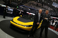 2015年3月、ジュネーブモーターショーにおけるピニンファリーナのブース。右は創業家3代目のパオロ・ピニンファリーナ会長。左はデザインダイレクターのファビオ・フィリッピーニ氏。