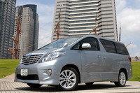 ボディをロー＆ワイドに見せるエアロパーツが「S」の証。専用デザインの10スポーク18インチアルミも特徴だ。