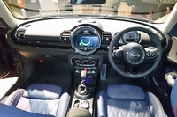 インテリアは、多くのクロムパーツで飾られる。