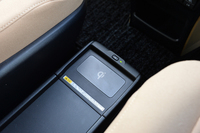 ハイブリッド車の1列目シート間には、「おくだけ充電」機能を持つトレイが配される。ワイヤレス充電の規格Qi（チー）に対応するスマートフォンやデジタルカメラを、トレイに乗せるだけで充電することができる。トレイそのものの高さをウォークスルーできる程度に抑えたのも、開発のポイントだという。
    