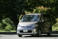 【テスト車のオプション】キセノンヘッドランプ＋リアエアコン＆プラズマクラスターイオンエアコン＝9万9750円／らくらくパック＋リモコンオートスライドドア＆バックドア＋バックドア＆両側ドアオートクロージャー＋インテリジェントキー＋イモビライザー＝35万7000円／わいわいパック＋ツインモニター＆カーウイングスDVDナビゲーション＋バックビュー＋サイドブラインドモニター＋ETC＋オーディオ＝57万1200円／前席SRSカーテンエアバッグシステム＝3万6750円／16インチアルミホイール＝8万4000円／フロア＆ラゲッジカーペット＝5万9000円