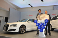 5月26日、アウディ車受け渡し式でのひとこま。アルベルト・ザッケローニ サッカー日本代表チーム監督（写真右）と、大喜多寛アウディジャパン社長。