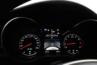 ステアリングアシスト付きの「ディストロニックプラス」や、「BASプラス」など安全装備が標準で備わる。