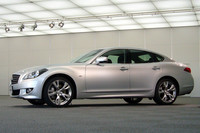 プレス加工技術が可能な限りの凹凸をつけて、グラマラスなプロポーションに仕立てあげたという、新型「フーガ」のサイドビュー。