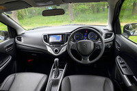 「バレーノ」の上級グレード「XT」のインストゥルメントパネルまわり。本革巻きのステアリングホイールやフルオートエアコンが装備される。