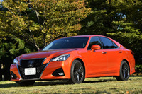 こちらは、「茜色（アカネイロ）」と名付けられた、オレンジ系のボディーカラー。ブラックスパッタリング塗装の18インチホイールは、13万6080円のオプションだ。