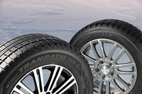 「ウィンタートランパスMK4α」（左手前）と「ガリットG5」(右奥)。