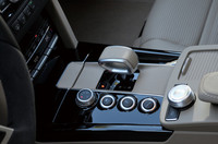 トランスミッションには「AMGスピードシフトMCT」を採用。セレクターの横には統合制御「AMGドライブユニットシステム」のスイッチ類が並ぶ。