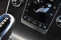 
    「S60ラグジュアリー エディション」には、衝突被害を回避・軽減する自動ブレーキシステムや、BLIS（ブラインドスポット・インフォメーションシステム）など、さまざまな安全装備が与えられる。写真は、その一部の作動スイッチ。
    