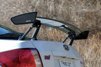 「S206 NBR CHALLENGE PACKAGE」のトランクリッドには、ドライカーボン製の大型スポイラーがそそり立つ。素の「S206」にも、オプションとして取り付け可能。