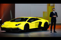 「ランボルギーニ・アヴェンタドール LP720-4 50°アニヴェルサリオ」と、アウトモビリ・ランボルギーニのステファン・ヴィンケルマン社長兼CEO。