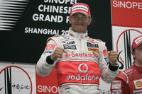 昨年逃がした大きな魚を、今年奪い返した。ルイス・ハミルトンは1点差でワールドチャンピオンとなり、最年少タイトルホルダーに。優勝5回、ポールポジション7回、ファステストラップ1回を記録した。（写真＝Mercedes Benz）