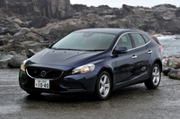 ボルボV40 T4
    ボディーサイズ：全長×全幅×全高＝4370×1785×1440mm／ホイールベース：2645mm／車重：1430kg／駆動方式：FF／エンジン：1.6リッター直4 DOHC 16バルブターボ／トランスミッション：6段AT／最高出力：180ps/5700rpm／最大トルク：24.5kgm/1600-5000rpm／タイヤ：（前）205/55R16 （後）205/55R16／燃費：16.2km/リッター（JC08モード）／価格：269万円