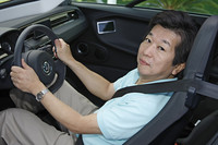 空気抵抗を減らすためバックミラーは無く、カメラの映像が車内モニター（写真奥ドアパネル）に映し出される。