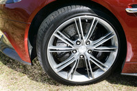 スポーティーな走りを制御するブレーキは、ブレンボ製のカーボンセラミック・マトリックス・ブレーキシステムを採用。装着されるピレリP-Zeroタイヤのサイズは、前255/35ZR20、後305/30ZR20。