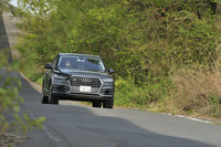 4WDシステムは機械式センターデフを備えた本格的なもの。通常時の前後の駆動力配分は40：60。