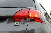 ブーメラン型のLEDコンビネーションランプ。